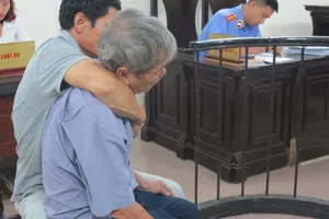 Cụ ông 79 tuổi hiếp dâm bé gái 4 tuổi lãnh án