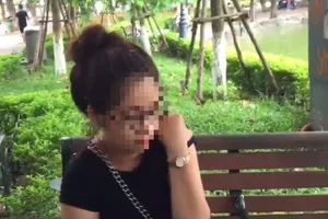 Cụ bà nhặt rác giữ cô gái bán tăm giao cho công an