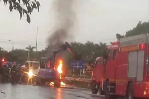 Xe tải chở đất đèn, gặp mưa bốc cháy ngùn ngụt 