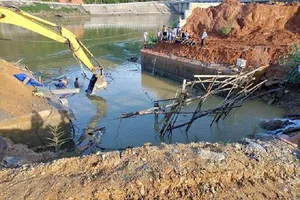 Tìm thấy thi thể 3 công nhân bị vùi lấp do sập cầu