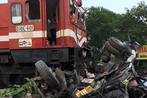 Xe tải bị tàu hỏa tông nát vụn