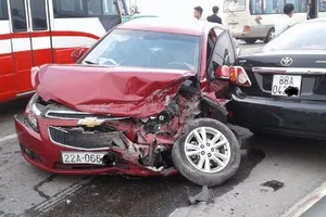 Lấn làn trên cầu, ô tô gây tai nạn liên hoàn