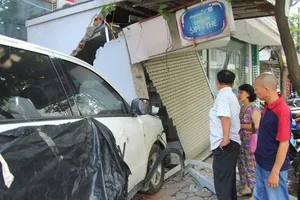 Ô tô tông sập tường, chủ tiệm đòi đền bù... 200 triệu
