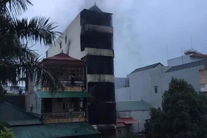 Cháy giữa đêm, CSGT trèo tường báo chủ nhà