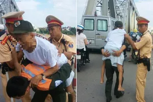 CSGT cứu cụ ông 84 tuổi định nhảy cầu tự tử