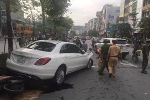 Tông hàng loạt xe, tài xế khóa cửa đợi công an