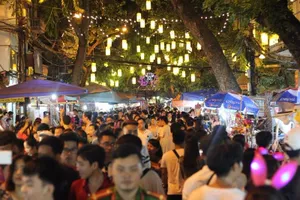 Nam thanh nữ tú Hà Nội 'toát mồ hôi' đi chơi trung thu