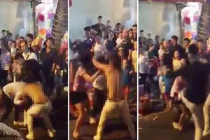 Cô gái trẻ bị lột đồ giữa đám đông 