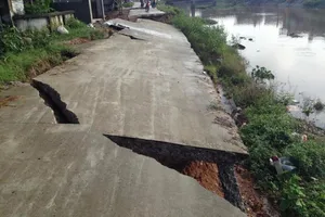 Đường bê tông mới xây đã rạn nứt, sập gãy