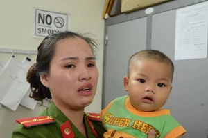 Nữ cảnh sát bật khóc nói về bé trai bị bỏ rơi