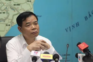 Bộ trưởng NN&PTNT chia sẻ với gia đình PV bị lũ cuốn