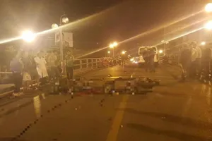 2 xe máy tông nhau trên cầu, 4 người thương vong