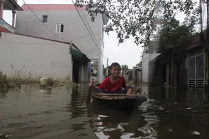 Ảnh: Giữa Thủ đô, dân phải chèo thuyền vào nhà