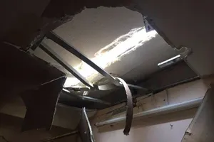 Thanh sắt rơi từ tầng 27 xuyên vào phòng ngủ