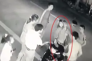 Bảo vệ bạn gái, nam thanh niên bị đâm nguy kịch