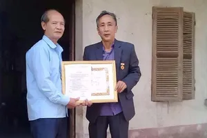 Tử tù oan Hàn Đức Long nhận huy hiệu 30 năm tuổi Đảng