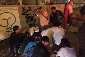 Tài xế kẹp chặt trong cabin, người đi đường hò nhau cứu