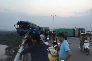 Tai nạn kinh hoàng, xe khách suýt lao xuống sông