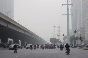 Sáng nay Hà Nội chìm ngập trong sương mù