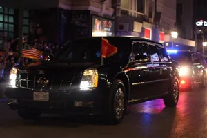 Hàng ngàn người xếp hàng chờ Tổng thống Donald Trump 