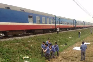 Xe máy bị tàu hỏa tông, 3 người tử vong