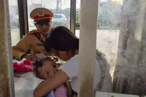 Bị chồng bỏ lại trên cầu, vợ ôm con định nhảy sông Hồng