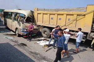 Lao vào đuôi xe tải, tài xế xe khách tử vong 