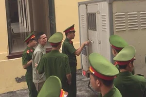 Bác nhờ nhổ tóc sâu rồi hiếp dâm cháu đến mang thai