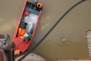 Người nhái lặn vớt bom ở cầu Long Biên