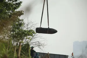 Trục vớt thành công trái bom gần chân cầu Long Biên