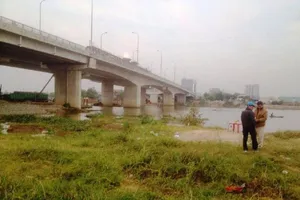 Nhảy xuống sông trốn công an, 1 người chết đuối