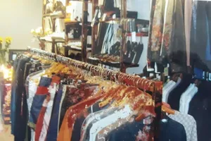 Hắt mắm tôm, dầu luyn vào tiệm quần áo để đòi nợ