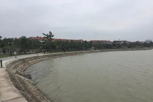 Thi thể phụ nữ khoảng 30 tuổi nổi trên hồ ở Hà Nội