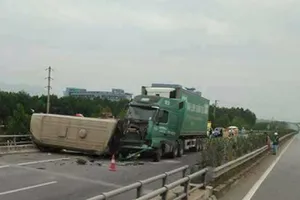 Container tông lật xe khách, 4 người nhập viện