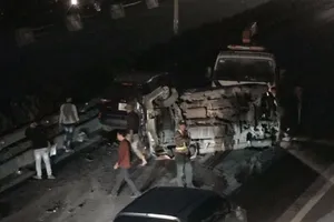 Va chạm trên cao tốc, ô tô lật nghiêng giữa đường