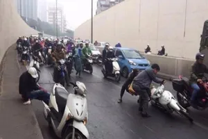 Hàng loạt xe máy trượt ngã la liệt dưới hầm Kim Liên