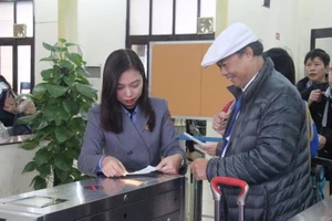 Khách đi tàu bất ngờ vì kiểm soát vé tự động