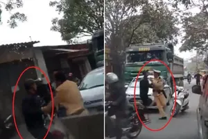 Đang xử phạt xe tải, CSGT bị lôi đi trên đường