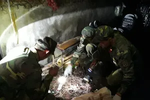 Vụ nổ ở Bắc Ninh: Công binh rọi đèn pin nhặt đầu đạn