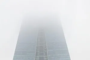 Sương mù bao phủ Hà Nội, nhà cao tầng 'mất nóc'