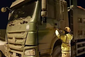 Xe tải nằm ì, CSGT gọi xe cẩu 'khủng' đến bốc đi