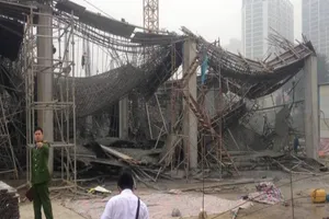 Sập giàn giáo, 6 người thương vong