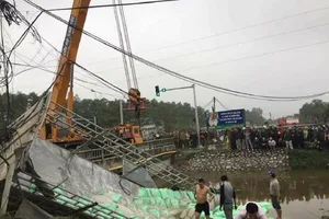 Xe tải lao xuống kênh sau va chạm, tài xế tử vong