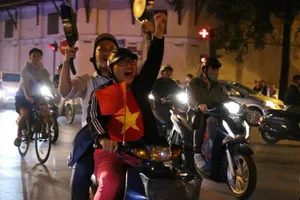 Người Hà Nội cầm xong, chảo ra đường ăn mừng U23 VN