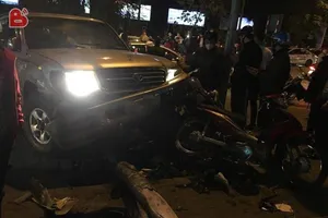 Xe 'điên' kéo lê 2 xe máy dưới gầm, 5 người nhập viện 