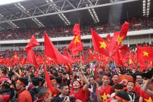 70.000 CĐV hát mừng sinh nhật thủ môn Bùi Tiến Dũng