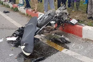 Dừng nghe điện thoại bên đường, bị ô tô tải tông chết