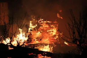 Nhà xưởng bốc cháy khủng khiếp trong đêm lạnh giá