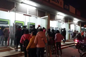 ATM quá tải, cãi lộn vì không rút được tiền tiêu Tết