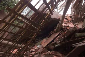 Mất nhà ăn Tết vì bị đá khủng đè sập